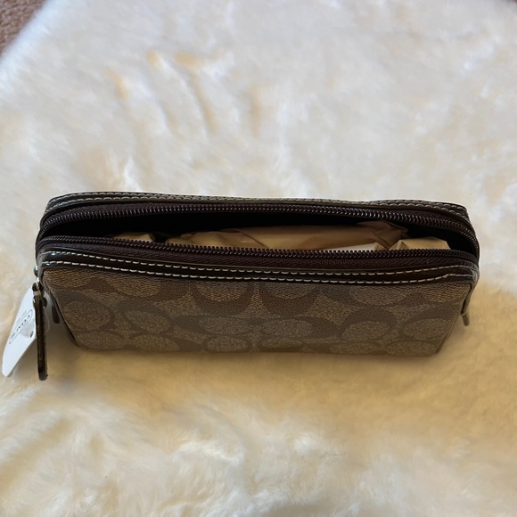 NWT Cosmetics Bag - Picture 2 of 3